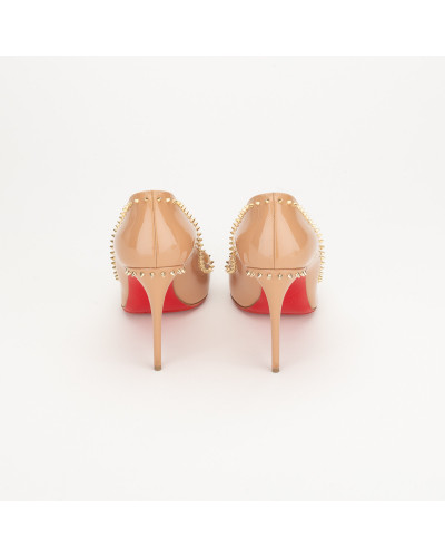 Christian Louboutin Buty beżowe szpilki z ćwiekami
