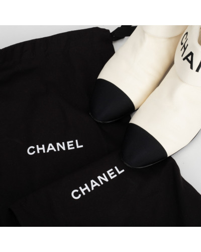 Chanel  Buty kremowo-czarne botki z logo na przodzie