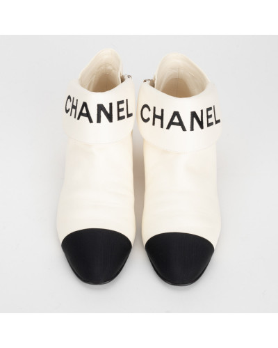 Chanel  Buty kremowo-czarne botki z logo na przodzie