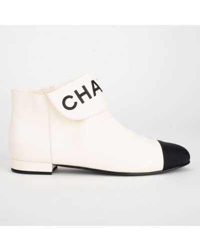 Chanel  Buty kremowo-czarne botki z logo na przodzie