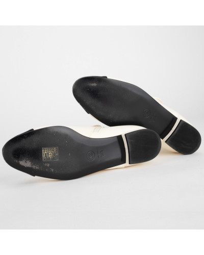 Chanel  Buty kremowo-czarne botki z logo na przodzie