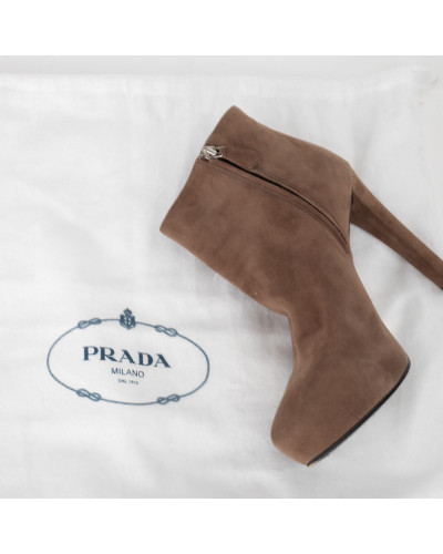 Prada Buty zamszowe brązowe botki na obcasie