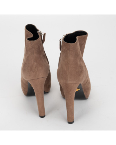 Prada Buty zamszowe brązowe botki na obcasie