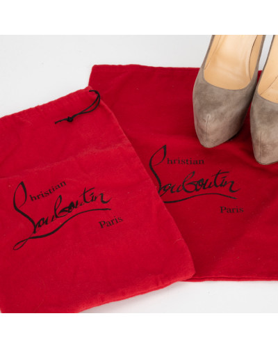 Christian Louboutin Szpilki zamszowe beżowe