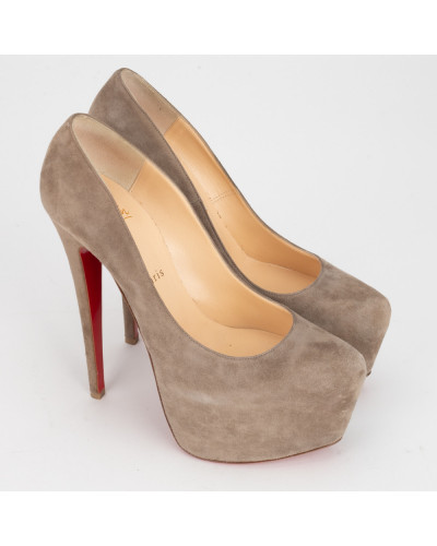 Christian Louboutin Szpilki zamszowe beżowe