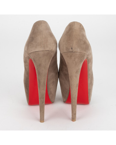 Christian Louboutin Szpilki zamszowe beżowe