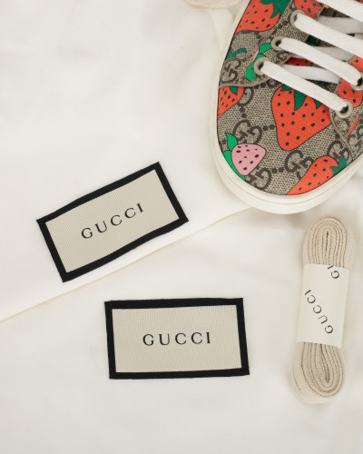 Gucci Sportowe w truskawki