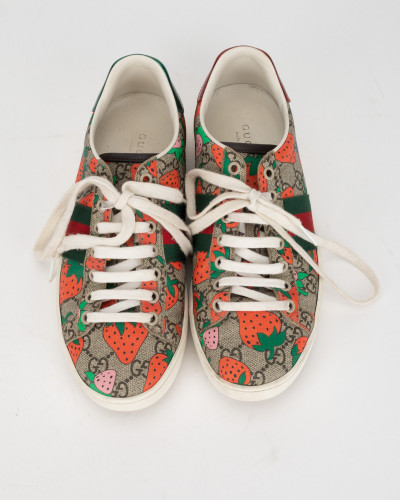 Gucci Sportowe w truskawki