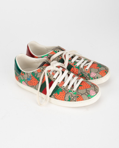 Gucci Sportowe w truskawki