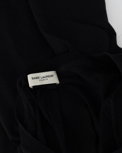 Saint Laurent  Czarny t-shirt z małym srebrnym logo iprzy dekolcie