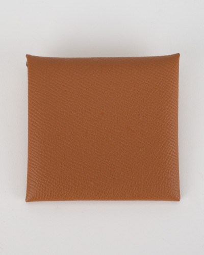Hermes brązowa portmonetka (1050 PLN na Hermes.com)