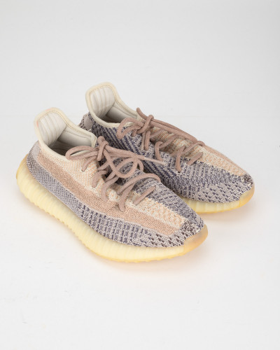 Yeezy Sportowy 350 w kolorze szarosci/roze zabrudzenia na podeszwie