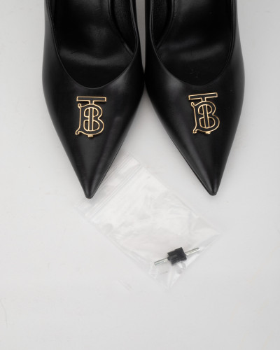 Burberry Szpilka czarna klasyczna w czubek  z logo TB