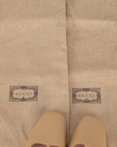 Gucci Sandały bezowe skórzane na małym obcasie