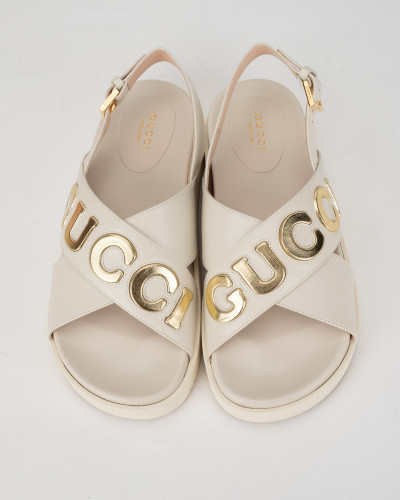 Gucci Sandału bezowe z za[pięciem z logo Gucci