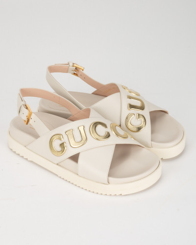 Gucci Sandału bezowe z za[pięciem z logo Gucci