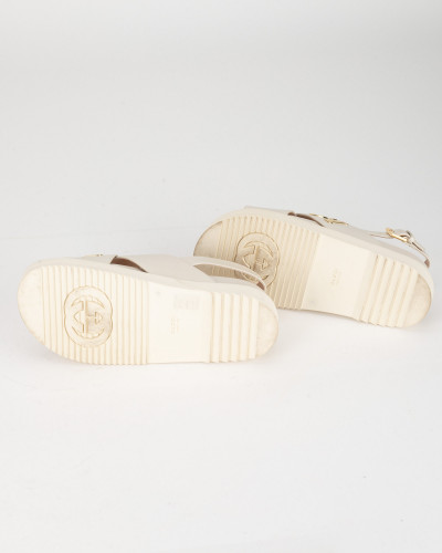 Gucci Sandału bezowe z za[pięciem z logo Gucci