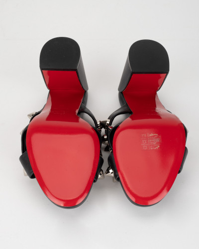 Christian Louboutin klapki na obcasie z ćwiekami