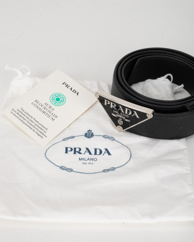 Prada Pasek czarny z trójkątną klamrą
