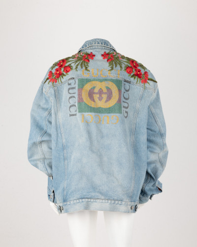 Gucci Kurtka jeansowa z haftowanymi rozami i logo (PLAMY NA PODESZWCE)