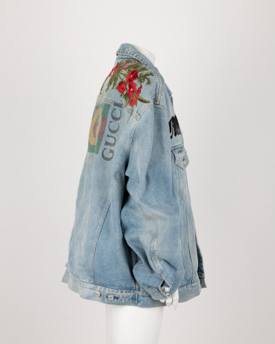 Gucci Kurtka jeansowa z haftowanymi rozami i logo (PLAMY NA PODESZWCE)