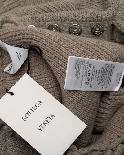 Bottega Veneta Sweter szary z aplikacja przy szyi